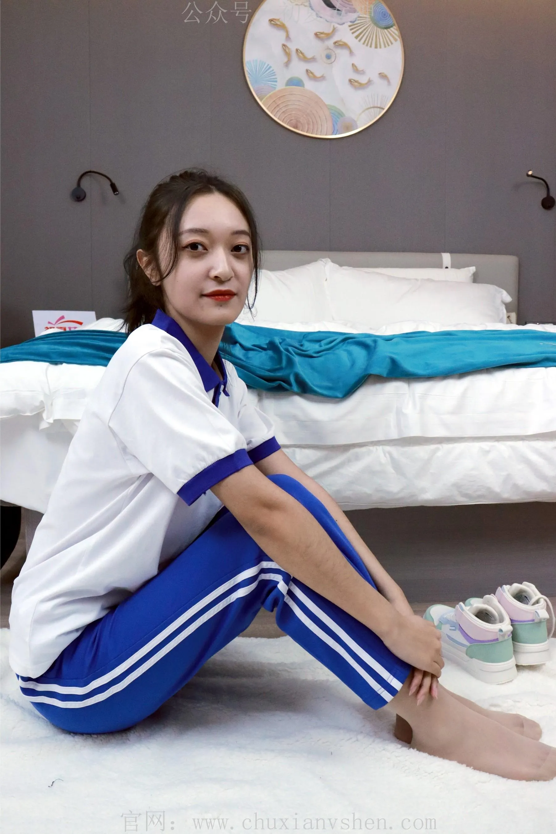 初夏女神 NO.001 依依校服搭配37码运动鞋拍摄 [126P]插图7